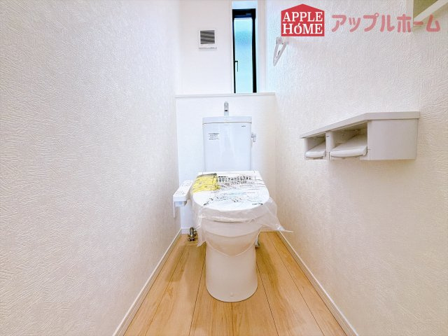 [新築住宅] 鶴ヶ島市中新田 第6 全1棟のトイレ|節水型でエコなトイレには、今では当たり前の温水洗浄機能付き。便座を温める機能もついていて、居心地の良い空間♪
