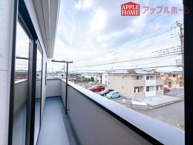 [新築住宅] 鶴ヶ島市中新田 第6 全1棟のバルコニー|家族分の洗濯物もしっかり干せます。日当たりも良く、毎日のお洗濯が楽しくなりそう♪お布団は手軽に干せていつもポカポカに☆