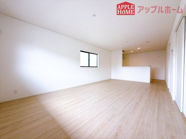 [新築住宅] 鶴ヶ島市中新田 第6 全1棟の居間・リビング|広々リビング×対面キッチンで家族の会話も弾みます♪家族団らんの秘訣は間取りにあり☆夢のマイホームを一緒に叶えましょう！