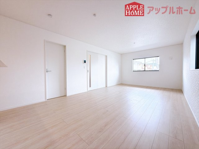 [新築住宅] 鶴ヶ島市中新田 第6 全1棟の居間・リビング|窓から差し込む光で家族を温かく包み込みます。明るいリビングで子育てする喜びを☆いつでも見学可能です！