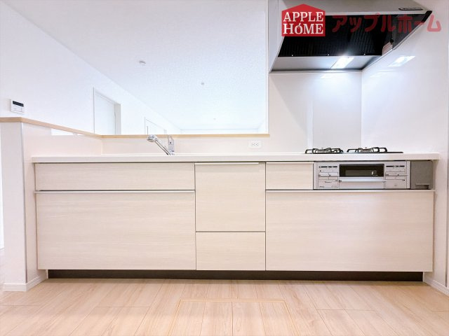 [新築住宅] 鶴ヶ島市中新田 第6 全1棟のキッチン|キッチンから部屋中が見守れるので、小さなお子様がいるご家庭でも安心です。シンプル×ナチュラルな温かい空間は、どんなスタイルの家具も合わせやすいお部屋です。