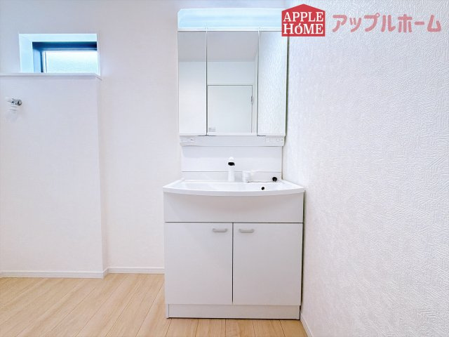 [新築住宅] 鶴ヶ島市中新田 第6 全1棟の独立洗面台|三面鏡付きの洗面化粧台ですので、たっぷりと収納いただけます。白を基調とした清潔感のある快適空間です。毎日の身支度も気持ち良くお使い頂けます！！