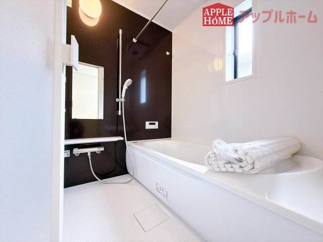 [新築住宅] 鶴ヶ島市中新田 第6 全1棟の浴室|窓付きのバスルームは、採光もあり明るく気持ちの良い空間です。窓があることで、換気環境も良好。掃除もスムーズに出来ます♪