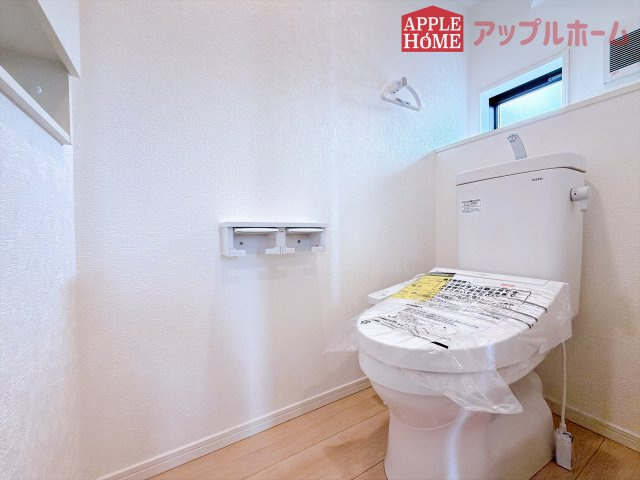 [新築住宅] 鶴ヶ島市中新田 第6 全1棟のトイレ|節水型でエコなトイレには、今では当たり前の温水洗浄機能付き。便座を温める機能もついていて、居心地の良い空間♪