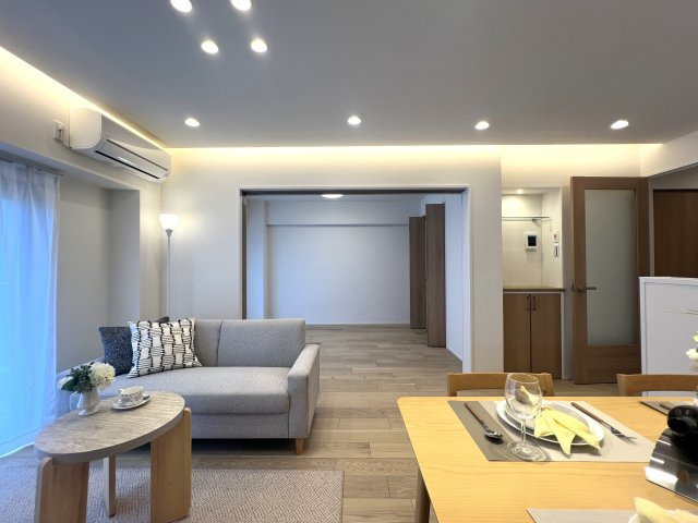 最寄り駅は大倉山。新横浜駅も徒歩圏内！ドンキに関してはもはや庭！急遽必要なものも結構な確率で揃えられる強～い味方♪アイス溶けずに持って帰れます☆な【リフォーム／藤和大倉山コープ】の居間・リビング|ゆったり過ごせる居間です