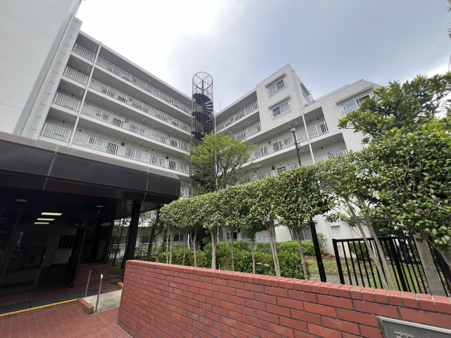 最寄り駅は大倉山。新横浜駅も徒歩圏内！ドンキに関してはもはや庭！急遽必要なものも結構な確率で揃えられる強～い味方♪アイス溶けずに持って帰れます☆な【リフォーム／藤和大倉山コープ】