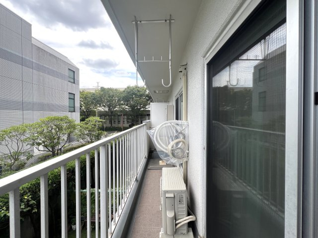 最寄り駅は大倉山。新横浜駅も徒歩圏内！ドンキに関してはもはや庭！急遽必要なものも結構な確率で揃えられる強～い味方♪アイス溶けずに持って帰れます☆な【リフォーム／藤和大倉山コープ】のバルコニー|広々としたバルコニーです