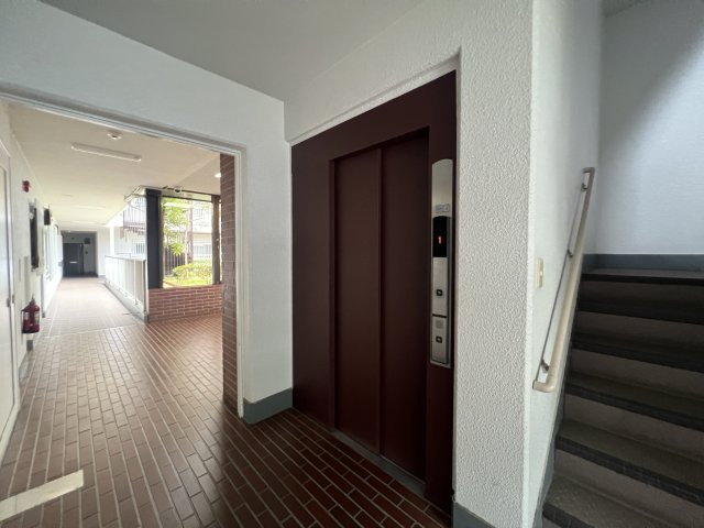 最寄り駅は大倉山。新横浜駅も徒歩圏内！ドンキに関してはもはや庭！急遽必要なものも結構な確率で揃えられる強～い味方♪アイス溶けずに持って帰れます☆な【リフォーム／藤和大倉山コープ】のその他共用部分