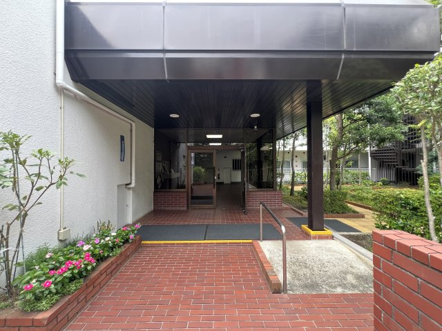 最寄り駅は大倉山。新横浜駅も徒歩圏内！ドンキに関してはもはや庭！急遽必要なものも結構な確率で揃えられる強～い味方♪アイス溶けずに持って帰れます☆な【リフォーム／藤和大倉山コープ】のエントランス|ゆとりのあるエントランスです