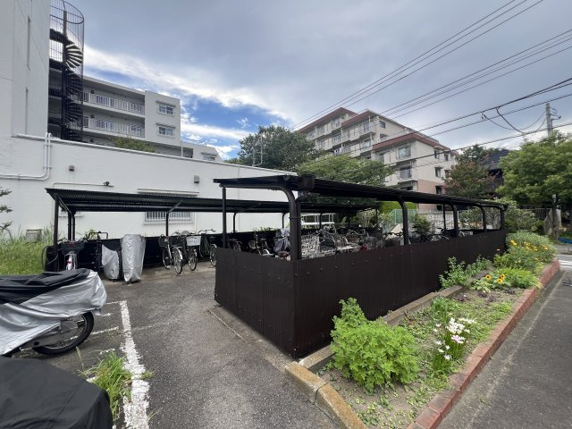 最寄り駅は大倉山。新横浜駅も徒歩圏内！ドンキに関してはもはや庭！急遽必要なものも結構な確率で揃えられる強～い味方♪アイス溶けずに持って帰れます☆な【リフォーム／藤和大倉山コープ】の駐輪場