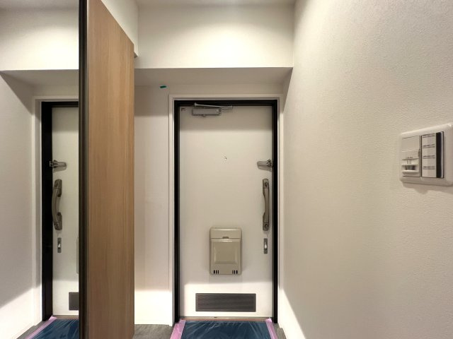 最寄り駅は大倉山。新横浜駅も徒歩圏内！ドンキに関してはもはや庭！急遽必要なものも結構な確率で揃えられる強～い味方♪アイス溶けずに持って帰れます☆な【リフォーム／藤和大倉山コープ】の玄関|明るい玄関です