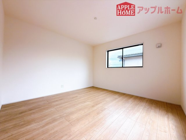 [新築住宅] 坂戸市鶴舞 第2 全1棟の洋室|２階居室は全室収納あり！たっぷりある収納活用でお部屋もキレイを保てます♪