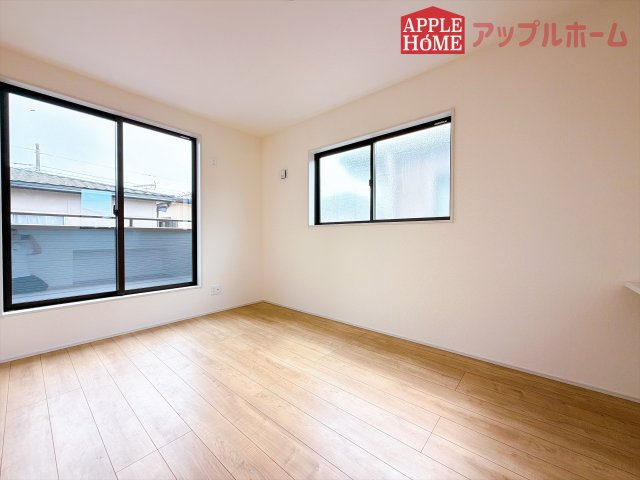 [新築住宅] 坂戸市鶴舞 第2 全1棟の洋室|２階居室は全室収納あり！たっぷりある収納活用でお部屋もキレイを保てます♪