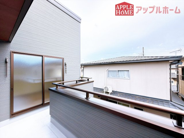 [新築住宅] 坂戸市鶴舞 第2 全1棟のバルコニー|家族分の洗濯物もしっかり干せます。日当たりも良く、毎日のお洗濯が楽しくなりそう♪お布団は手軽に干せていつもポカポカに☆