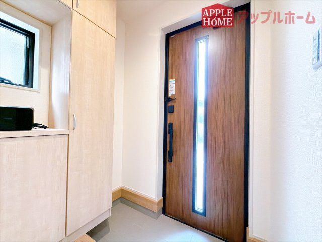 [新築住宅] 坂戸市鶴舞 第2 全1棟の玄関|明るく清潔感のある玄関でお客様を迎えるスペースをパッと明るい印象に！大容量の収納力で大家族の履物もすっきり収納できます♪