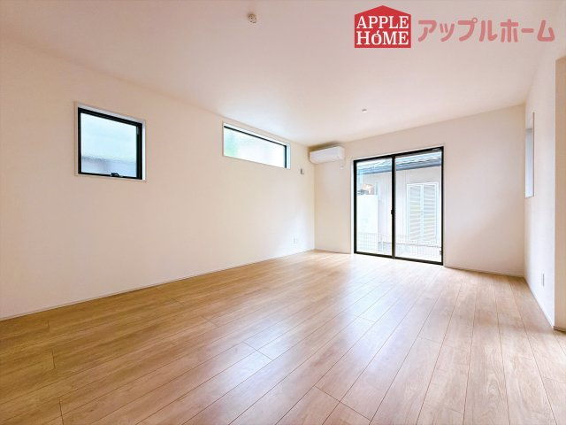 [新築住宅] 坂戸市鶴舞 第2 全1棟の居間・リビング|窓から差し込む光で家族を温かく包み込みます。明るいリビングで子育てする喜びを☆いつでも見学可能です！