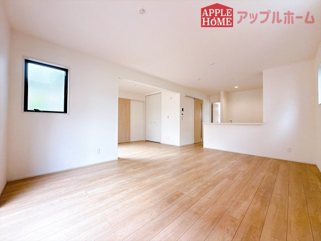 [新築住宅] 坂戸市鶴舞 第2 全1棟の居間・リビング|広々リビング×対面キッチンで家族の会話も弾みます♪家族団らんの秘訣は間取りにあり☆夢のマイホームを一緒に叶えましょう！