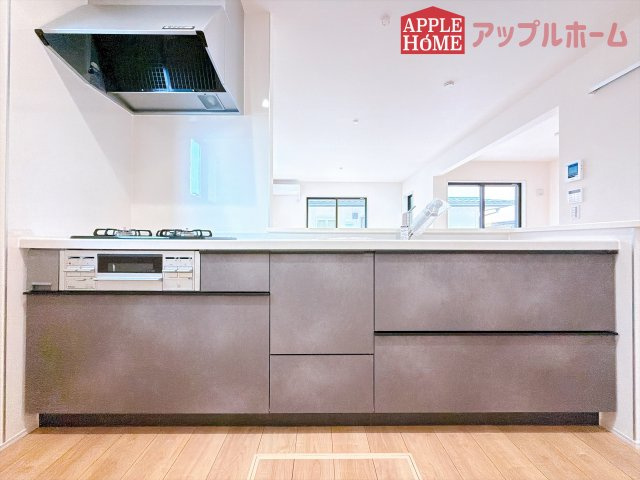 [新築住宅] 坂戸市鶴舞 第2 全1棟のキッチン|キッチンから部屋中が見守れるので、小さなお子様がいるご家庭でも安心です。シンプル×ナチュラルな温かい空間は、どんなスタイルの家具も合わせやすいお部屋です。