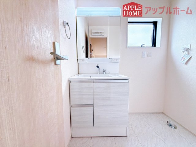 [新築住宅] 坂戸市鶴舞 第2 全1棟の独立洗面台|三面鏡付きの洗面化粧台ですので、たっぷりと収納いただけます。白を基調とした清潔感のある快適空間です。毎日の身支度も気持ち良くお使い頂けます！！