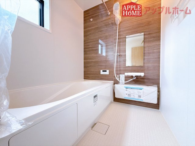 [新築住宅] 坂戸市鶴舞 第2 全1棟の浴室|窓付きのバスルームは、採光もあり明るく気持ちの良い空間です。窓があることで、換気環境も良好。掃除もスムーズに出来ます♪