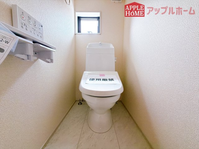[新築住宅] 坂戸市鶴舞 第2 全1棟のトイレ|白を基調とした清潔感のある明るい空間。温水洗浄便座付きで、毎日快適・清潔に使用できます。操作しやすい壁面リモコンを採用しています。