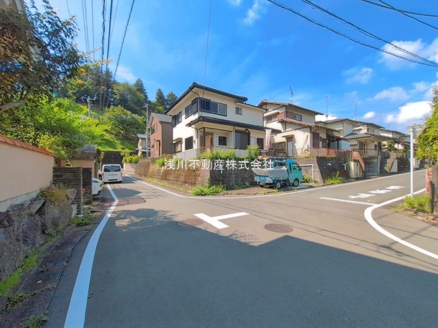 八王子市　元八王子町　中古戸建ての前面道路含む現地写真|～北側6ｍ・東側4ｍ道路に面しています～