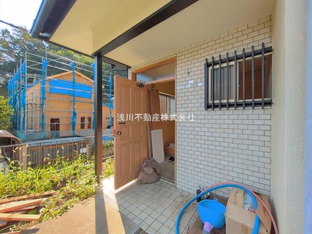 八王子市　元八王子町　中古戸建ての玄関|～現在リフォーム中、詳細は当社までお気軽にお問合せ下さい～