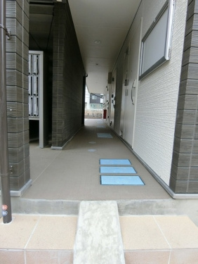 川崎市高津区下作延５丁目のアパートのエントランス