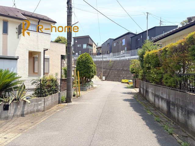 我孫子市高野山8期　新築戸建て　1号棟の前面道路含む現地写真|周辺環境も併せて案内致します♪
閑静な住宅地で笑顔あふれる新生活！
ぜひ現地へお越しください♪