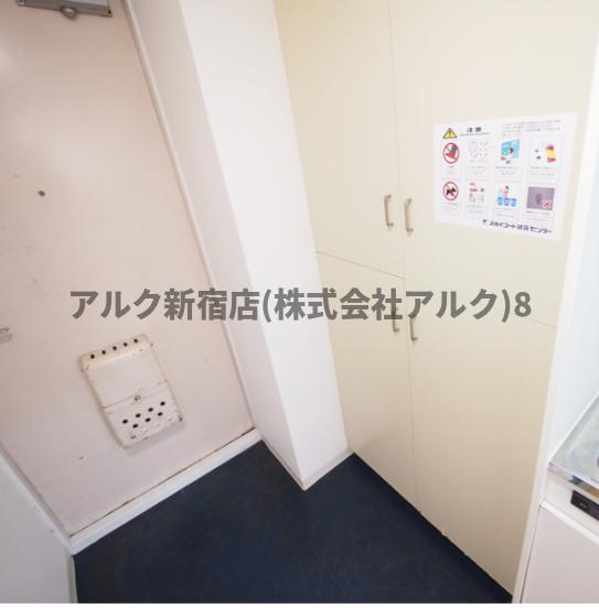 スカイコート新宿の玄関