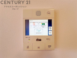訪問者が来たときにテレビ画面で確認できるため、安心してドアを開けられます。録画機能があるものもあり、留守中に来訪者を記録しておくことができます。利便性が高く、セキュリティ面でも安心です。