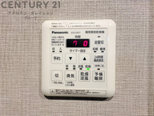 暖房機能があるため、冬場でも温かい浴室で入浴でき、乾燥機能があるため、水気を素早く取り除けます。また、換気機能があるため、湿気を素早く排出してカビや雑菌の発生を防ぐことができます。