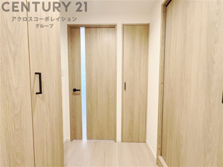 白を基調としたクロスに明るい色合いの建具が室内を明るい雰囲気にしています♪