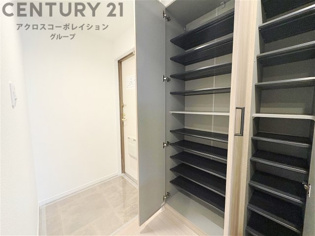 大きな玄関収納付きの玄関です　家族皆様の履物をしっかり収納できます　姿見付きでお出かけ前の身だしなみチェックに便利です