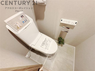 温水洗浄便座付トイレは温水洗浄機能により、暖かい水でおしりを洗浄することができ、冷たい水を使う従来の便座に比べ、温水洗浄機能で暖かいトイレを提供し、快適な使用を可能にします。