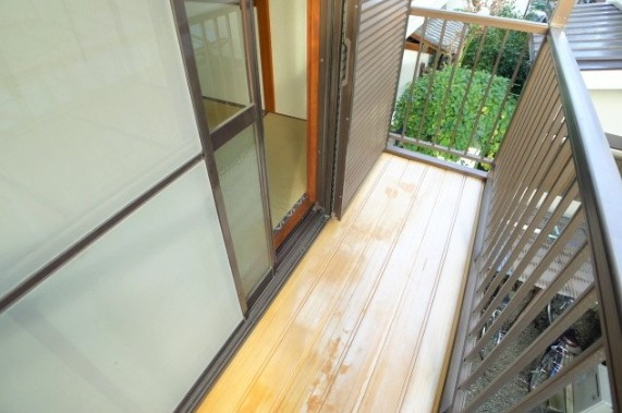 東村山市青葉町３丁目のアパートのバルコニー