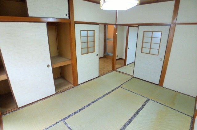 東村山市青葉町３丁目のアパートの居間・リビング