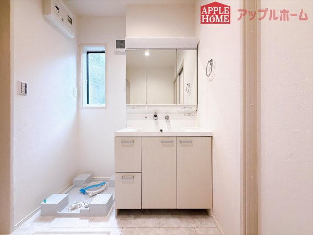 [新築住宅] 熊谷市玉井南2丁目の独立洗面台|三面鏡付きの洗面化粧台ですので、たっぷりと収納いただけます。白を基調とした清潔感のある快適空間です。毎日の身支度も気持ち良くお使い頂けます！！