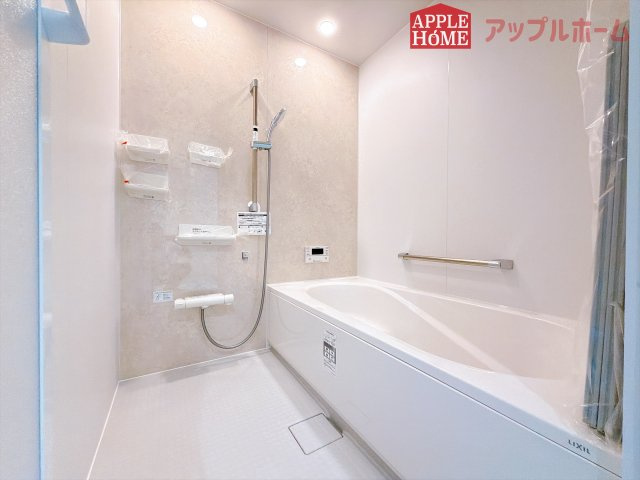 [新築住宅] 熊谷市玉井南2丁目の浴室|ゆったり寛げる1坪タイプのシステムバス。足を伸ばしてゆっくりとくつろげます。お子様と一緒に入ってもゆとりがありますね♪便利な浴室乾燥機付き！