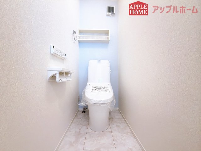 [新築住宅] 熊谷市玉井南2丁目のトイレ|白を基調とした清潔感のある明るい空間。温水洗浄便座付きで、毎日快適・清潔に使用できます。操作しやすい壁面リモコンを採用しています。