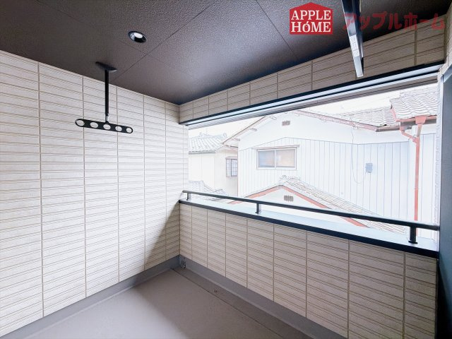 [新築住宅] 熊谷市玉井南2丁目のバルコニー|インナーバルコニーで突然の雨でも安心♪直射日光を防げるので、紫外線を気にせず自然の光や風を感じながら日光浴もできちゃいます♪