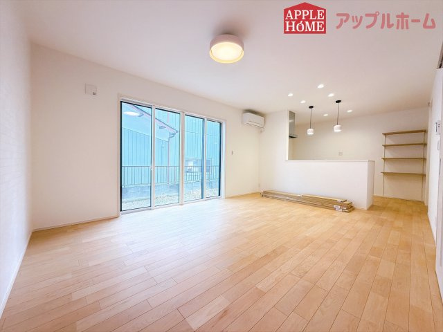 [新築住宅] 熊谷市玉井南2丁目の居間・リビング|窓から差し込む光で家族を温かく包み込みます。明るいリビングで子育てする喜びを☆いつでも見学可能です！
