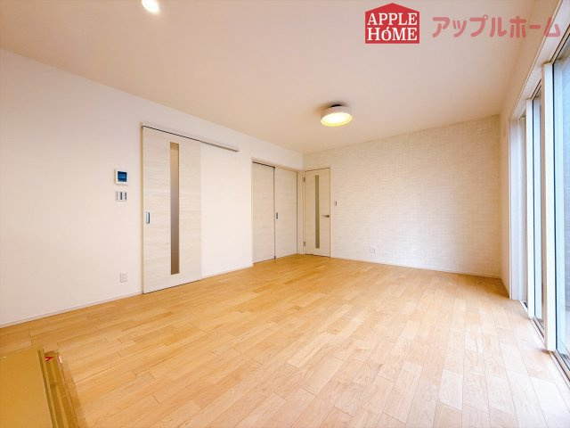 [新築住宅] 熊谷市玉井南2丁目の居間・リビング|広々リビング×対面キッチンで家族の会話も弾みます♪家族団らんの秘訣は間取りにあり☆夢のマイホームを一緒に叶えましょう！