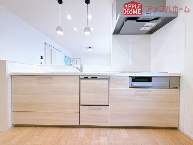 [新築住宅] 熊谷市玉井南2丁目のキッチン|キッチンから部屋中が見守れるので、小さなお子様がいるご家庭でも安心です。シンプル×ナチュラルな温かい空間は、どんなスタイルの家具も合わせやすいお部屋です。