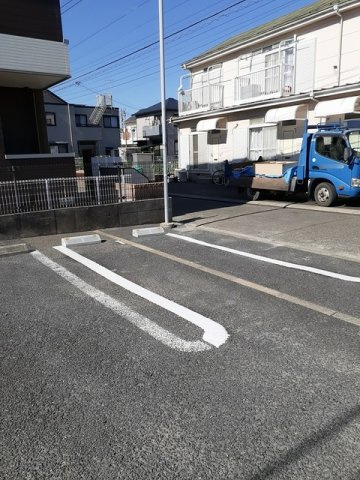 【駐車場】 | ホワイト　ウェル湘南Ⅱ | 駐車場に車を止められます