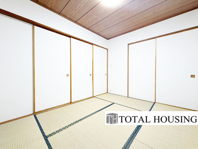 【和室】 | アルス旭ヶ丘 | 和室　約6.0帖
LDKと繋がる和室は、お子様の遊び部屋や、来客時の就寝部屋として利用でき便利です。襖を開放すれば、広々空間として一体利用が可能◎押入れが備えられ、布団なども収納できます。