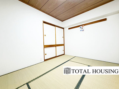 【和室】 | アルス旭ヶ丘 | 和室　約6.0帖
一室和室が備わっています。畳の香りと落ち着いた雰囲気が魅力で、リラックスした時間を過ごせます。和の趣を感じる特別な空間をお楽しみください。