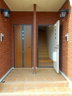 【玄関】 | メゾン　ド　アダージョ　Ａ | 収納もある玄関です