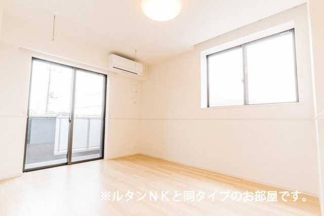 【居間・リビング】 | ガーデンハウス　リーベ　Ⅰ | こちらのリビングで趣味の時間をお楽しみください