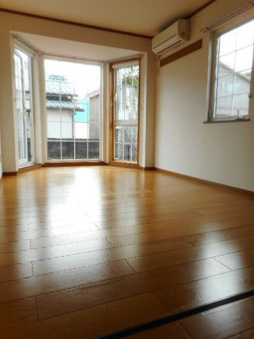 【居間・リビング】 | リヴュアリットＡ | こちらの居間で趣味の時間をお楽しみください